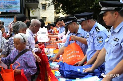 洲瑞鎮最大工廠門口聚集民警引發關注，工人圍觀健身休閑活動