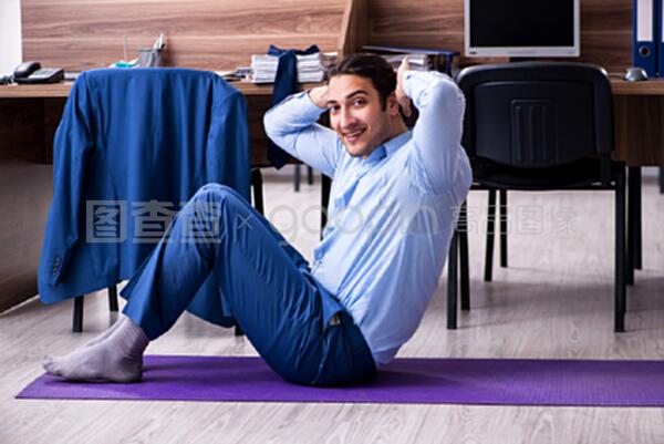 職場(chǎng)新風(fēng)景 年輕商人的工作間歇健身熱潮
